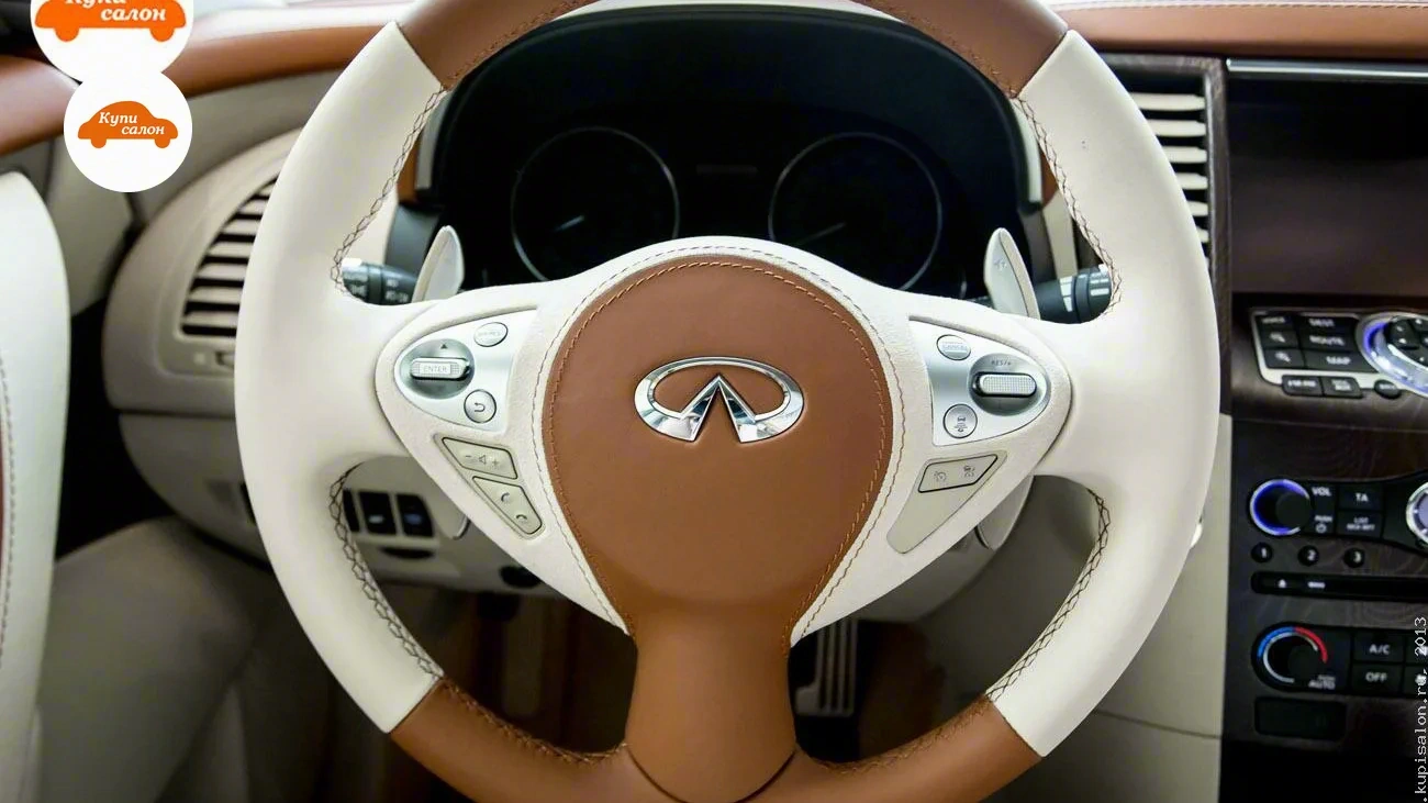 Infiniti QX70 — Перетяжка руля Infiniti в бежевую и коричневую кожу с декоративной строчкой