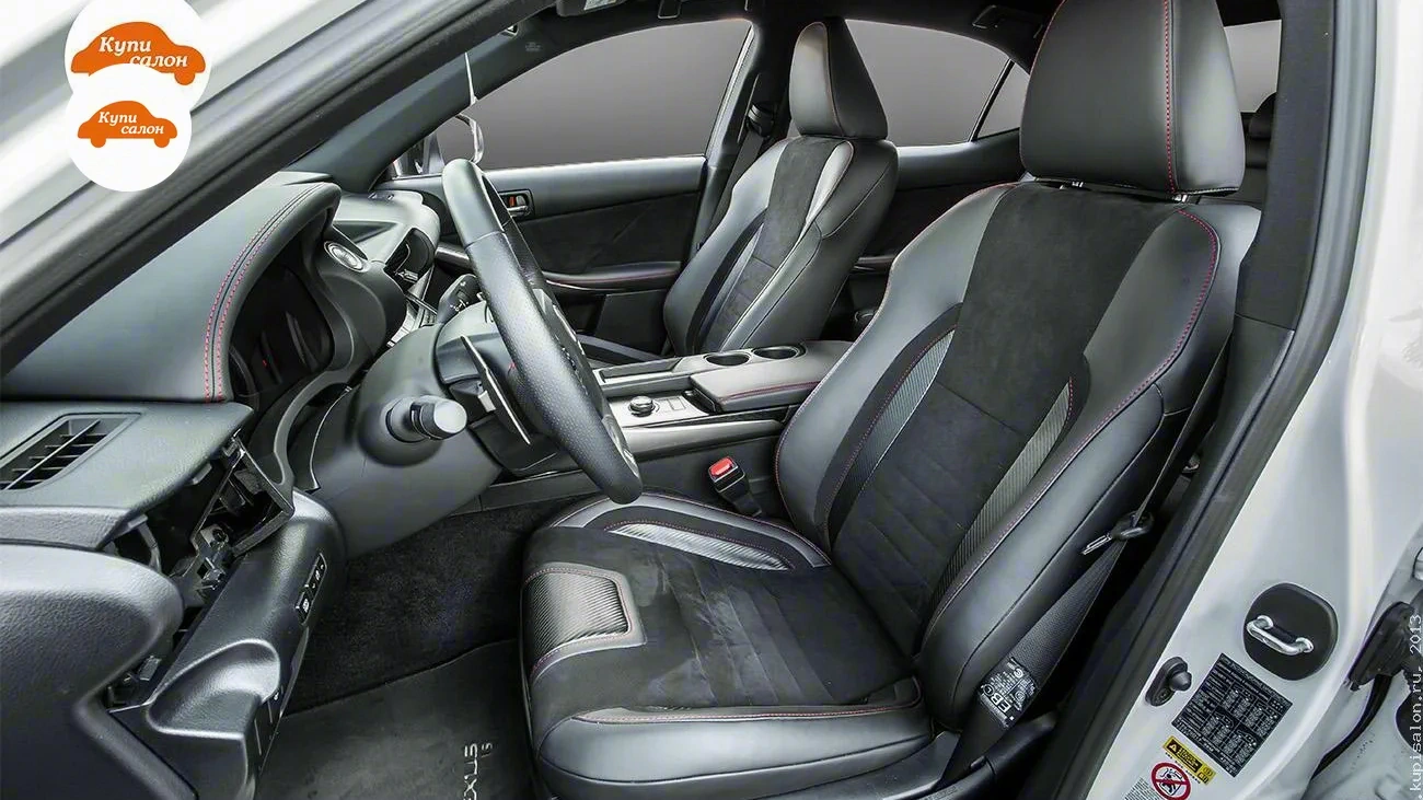 Интерьер Lexus с перетянутыми сиденьями, рулем и торпедо, черная кожа и алькантара с красной строчкой