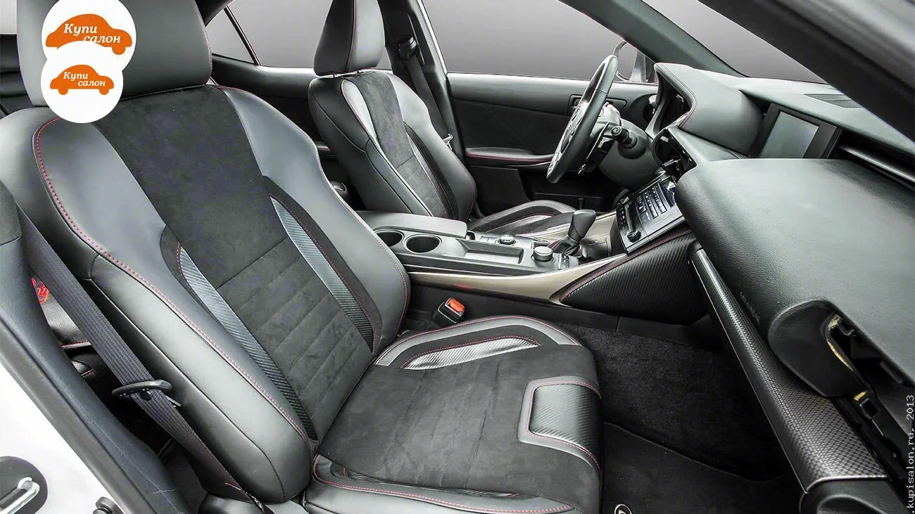 Lexus IS — Интерьер Lexus с перетянутыми сиденьями, центральной консолью и карбоновыми вставками