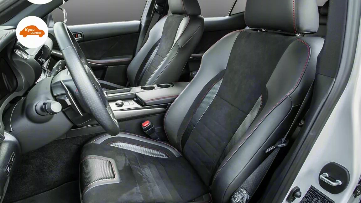Lexus IS — Интерьер Lexus с перетянутыми сиденьями из кожи и алькантары с красной строчкой
