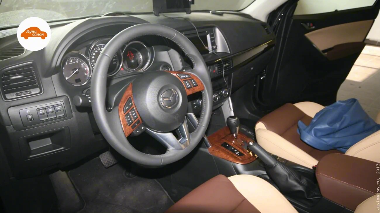 Mazda CX5 — Перетяжка салона Mazda с двухцветными сиденьями и деревянными вставками на руле и консоли