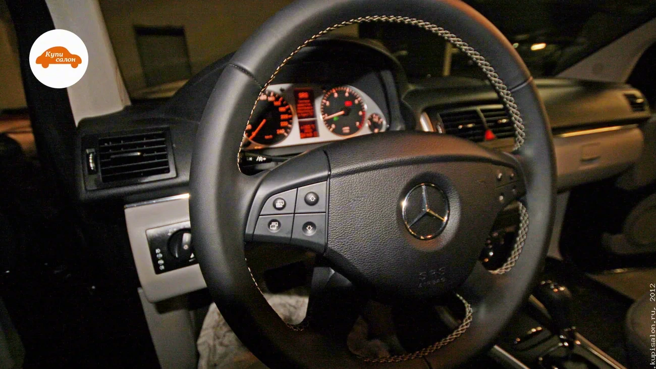 Mercedes-Benz B — Перетяжка руля Mercedes-Benz черной кожей с контрастной строчкой в КупiСалон