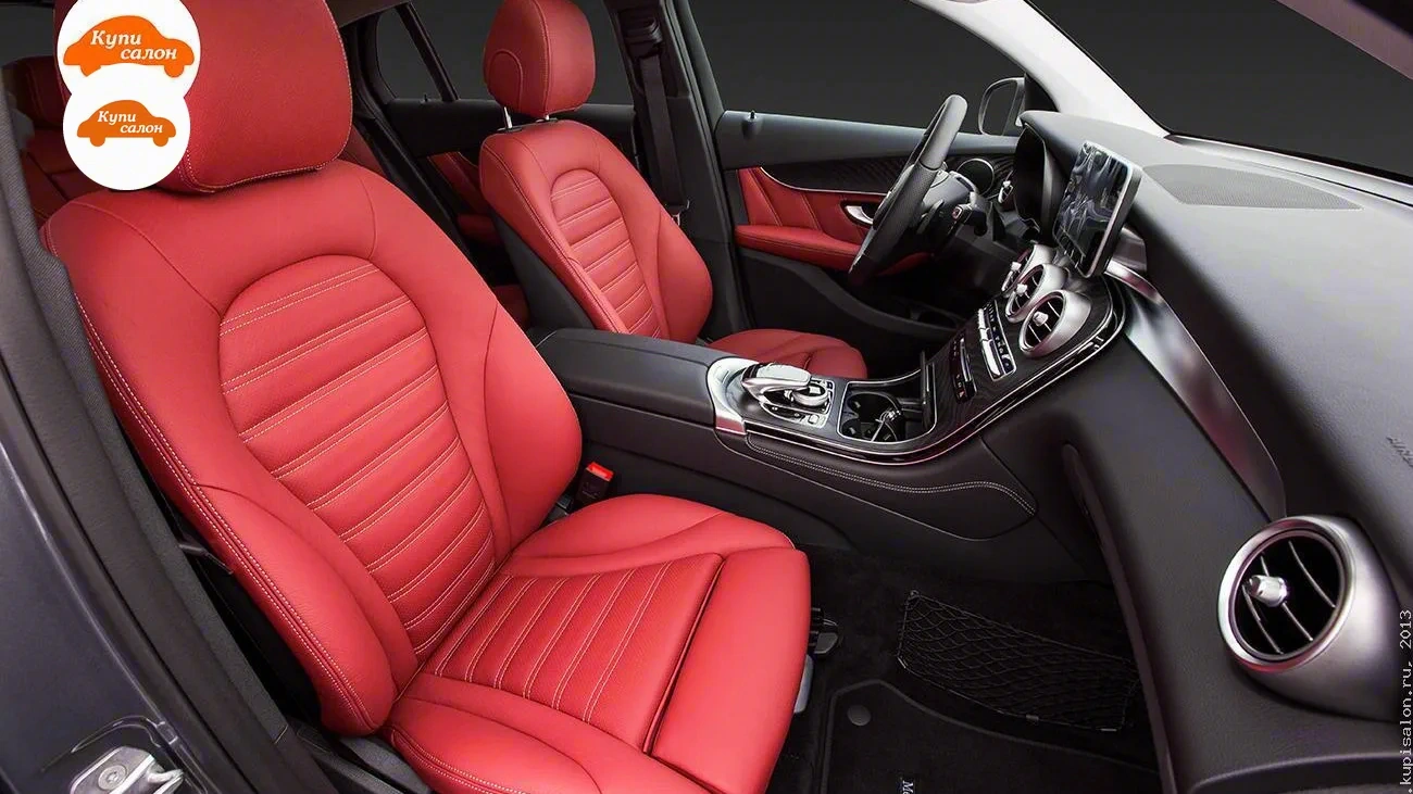 Интерьер Mercedes-Benz с красными кожаными сиденьями и элементами отделки