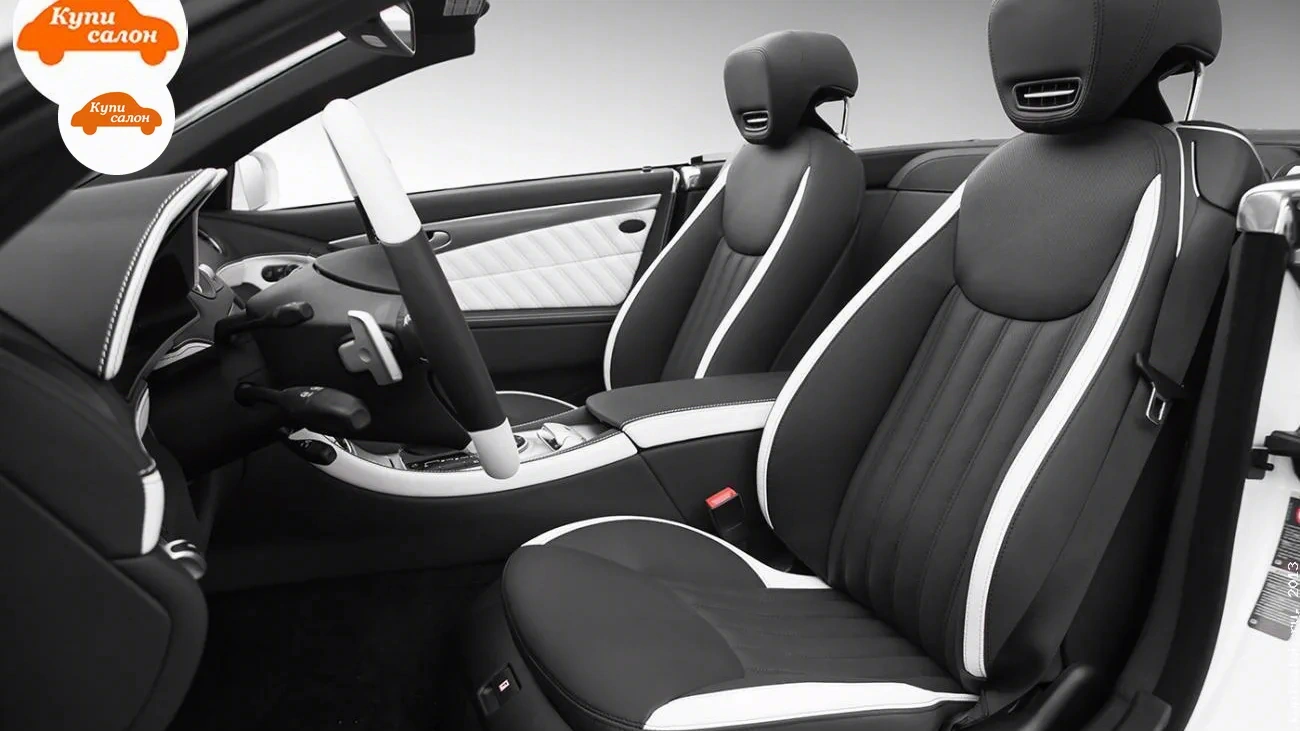 Mercedes-Benz SL — Интерьер кабриолета с перетянутыми сиденьями, рулем и дверными вставками в черно-белом цвете