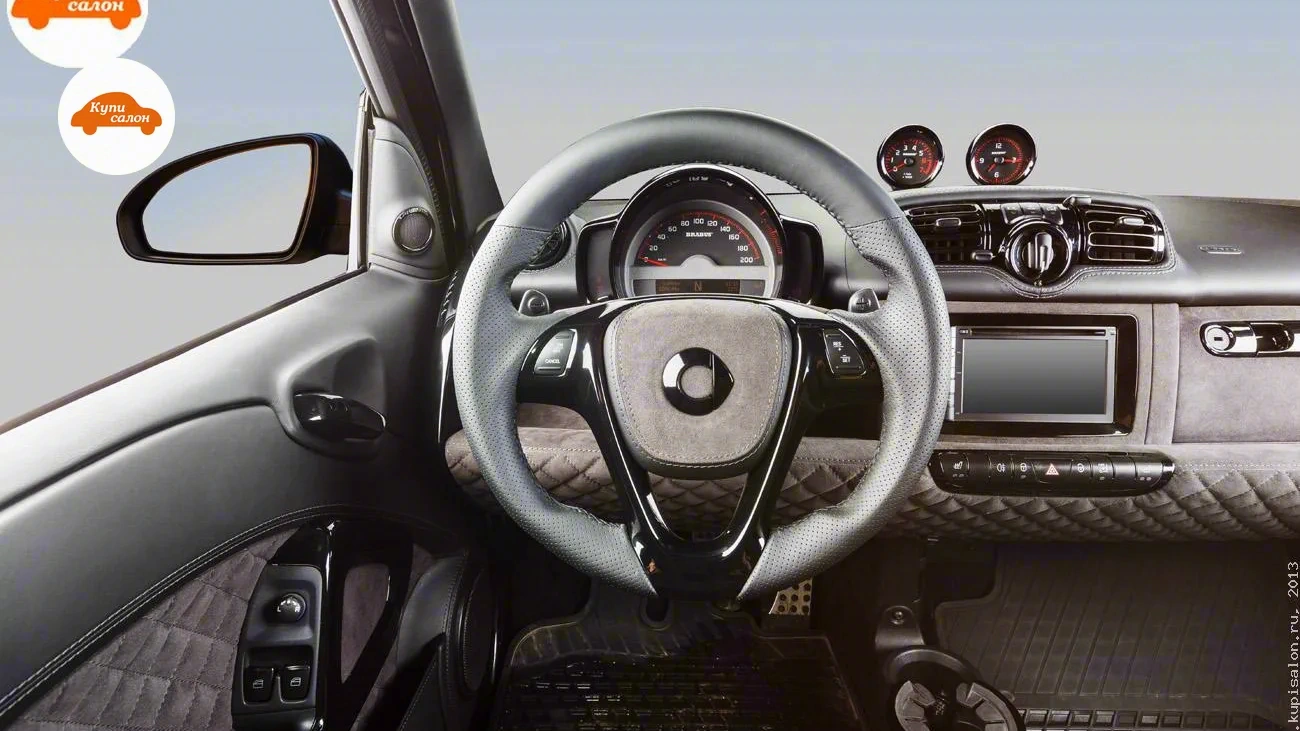 Mercedes-Benz Smart Brabus — Интерьер Smart с перетянутым рулем, дверными картами и торпедо с ромбовидной строчкой