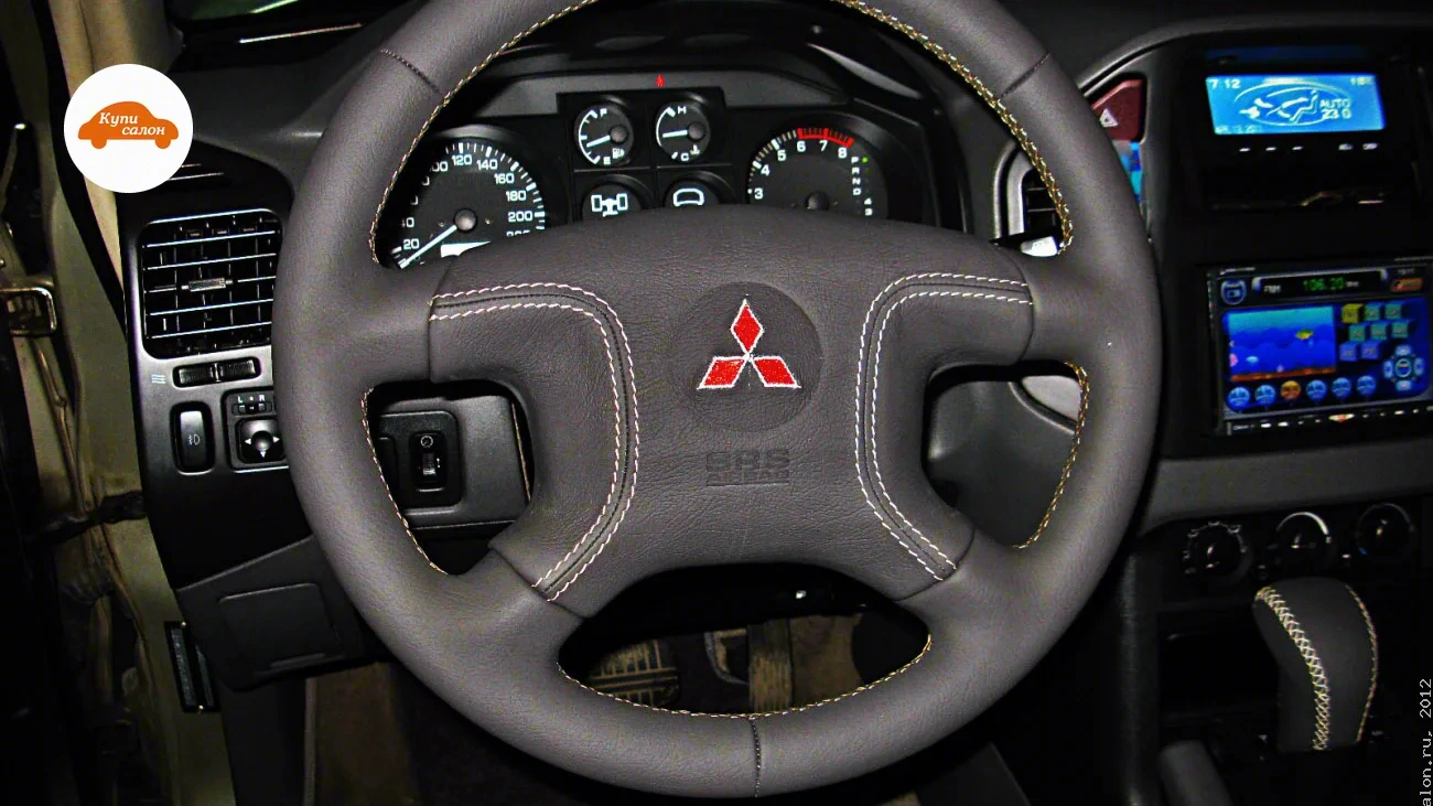 Mitsubishi Pajero — Перетяжка руля и ручки АКПП кожей с декоративной строчкой в автоателье КупiСалон