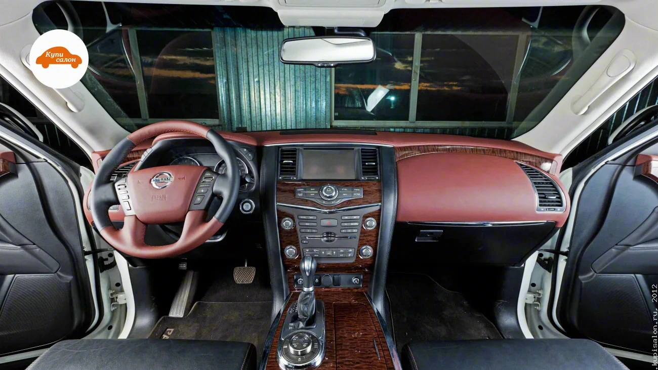 Интерьер Nissan Patrol с перетяжкой руля и элементов салона кожей и деревом