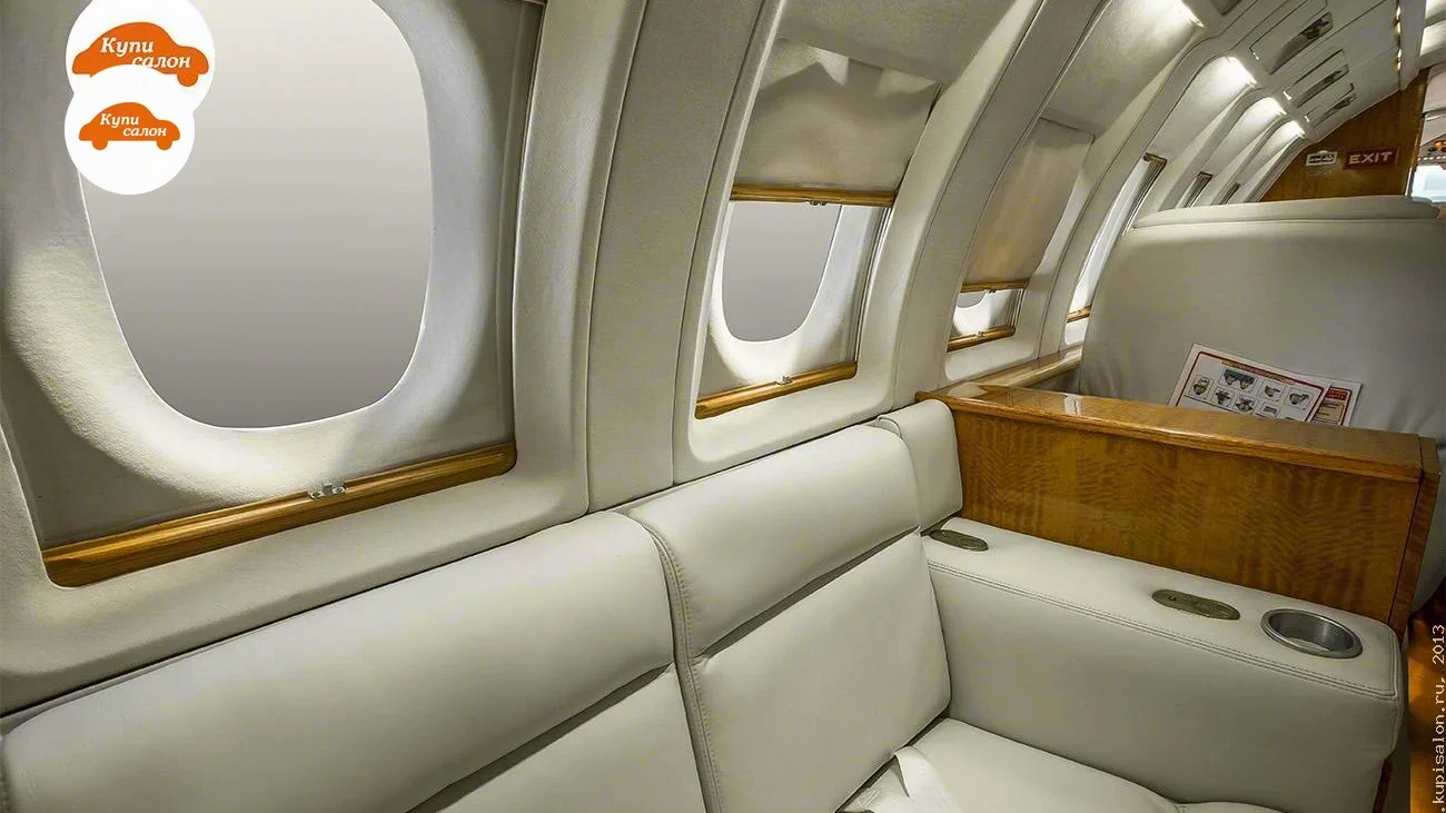 Samolyoty Hawker 800 — Интерьер частного самолета с перетянутым салоном в светлую кожу