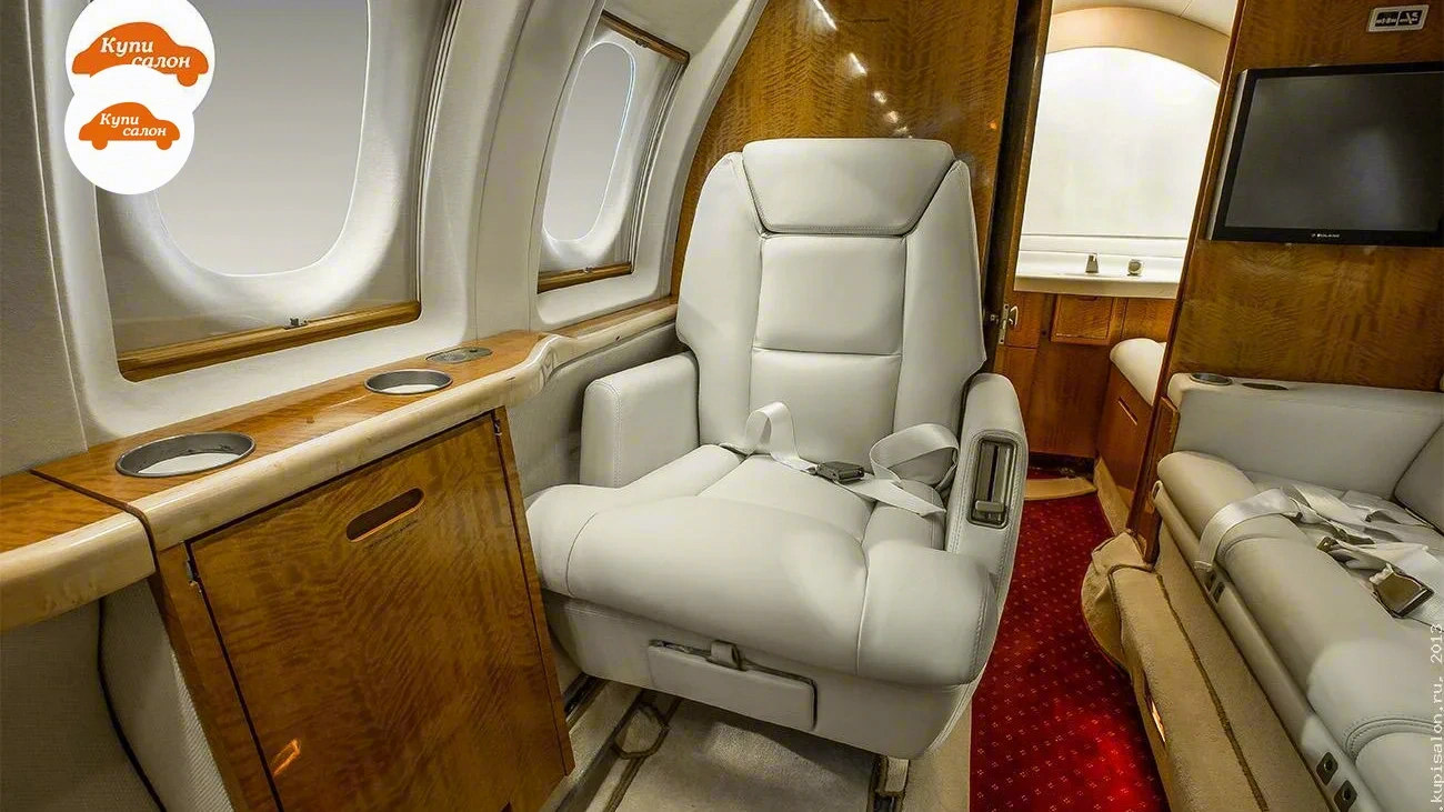 Samolyoty Hawker 800 — Интерьер частного самолета с белыми кожаными сиденьями и деревянными элементами