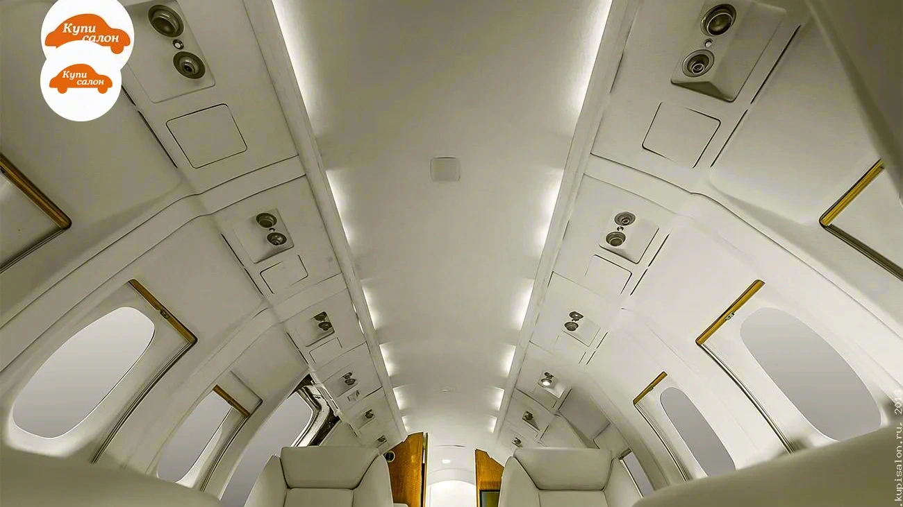 Samolyoty Hawker 800 — Светлый салон самолета с перетянутым потолком и сиденьями