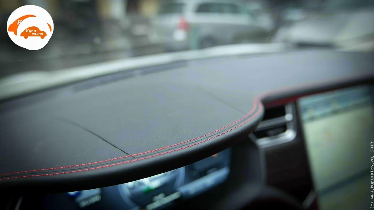 Tesla Model S — Перетяжка верхней части торпеды черной кожей с красной строчкой в автоателье КупiСалон