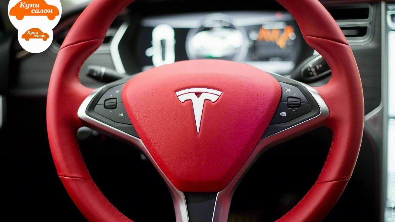 Tesla Model S — Перетяжка руля Tesla в красный цвет. Тюнинг салона автомобиля