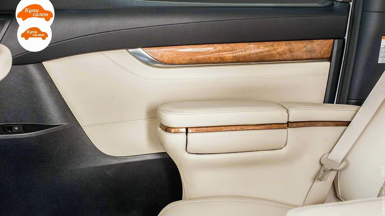 Toyota Alphard — Перетяжка дверной карты и подлокотника бежевой кожей с деревянными вставками