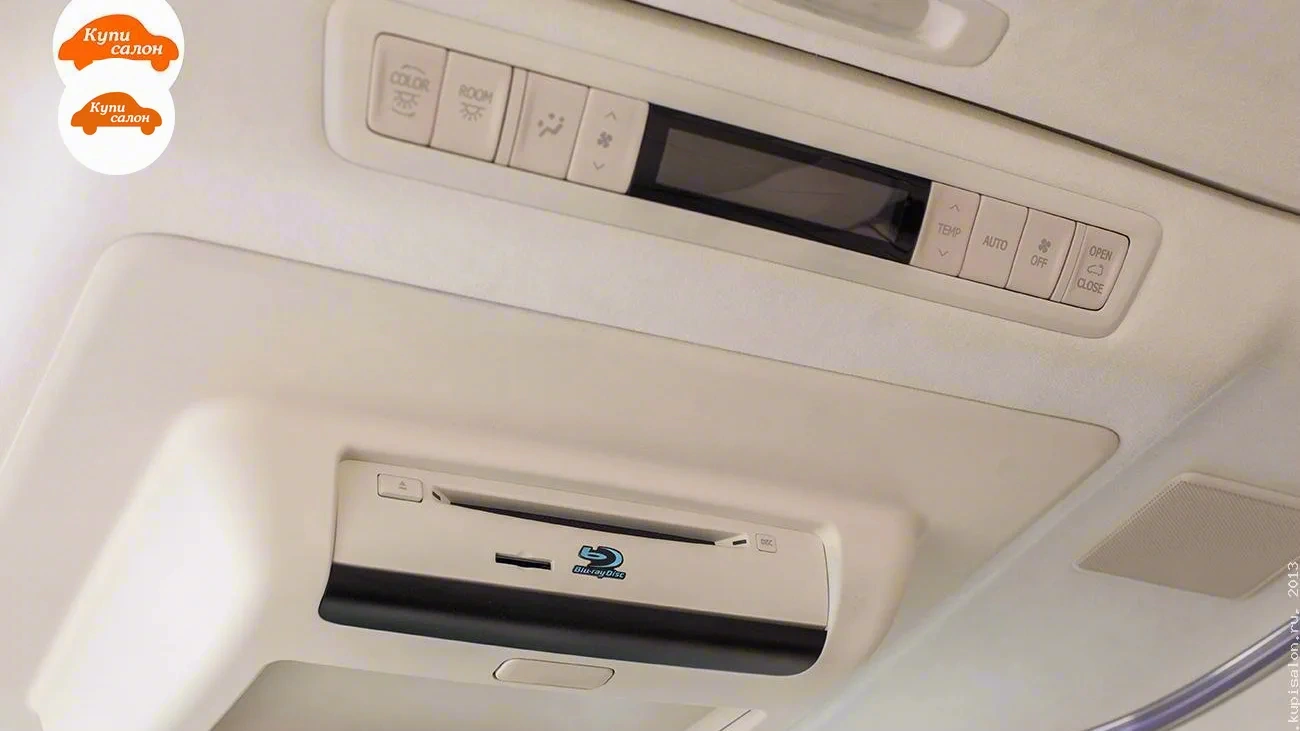 Toyota Alphard — Потолочная консоль с управлением климатом и Blu-ray проигрывателем в салоне автомобиля