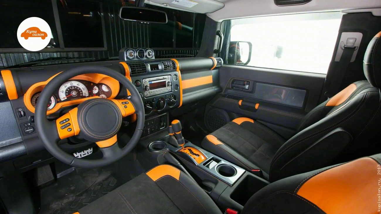 Перетяжка салона Toyota FJ Cruiser в черную кожу/алькантару с оранжевыми акцентами