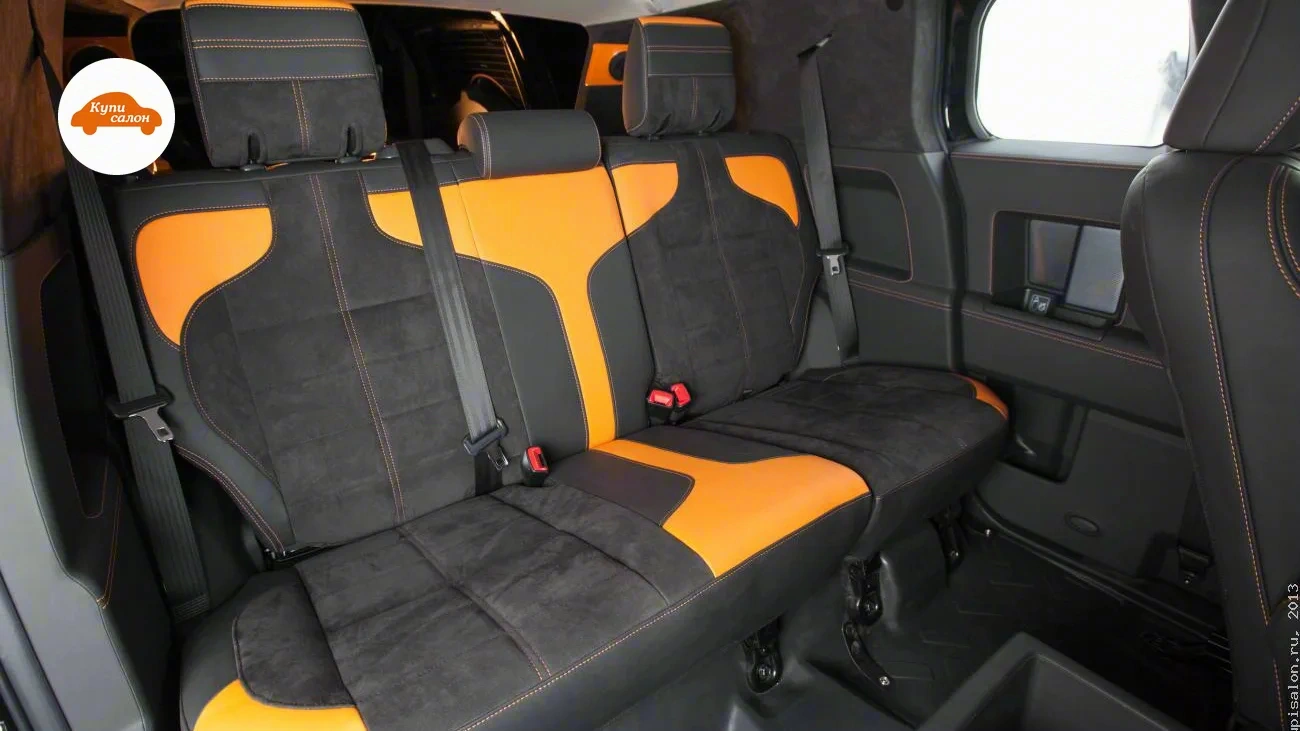 Toyota FJ Cruiser — Перетяжка заднего ряда сидений в черную алькантару и оранжевую кожу с контрастной строчкой