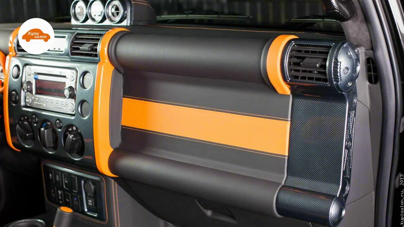 Toyota FJ Cruiser — Тюнинг торпедо Toyota FJ Cruiser: карбон, черная кожа и яркие оранжевые акценты