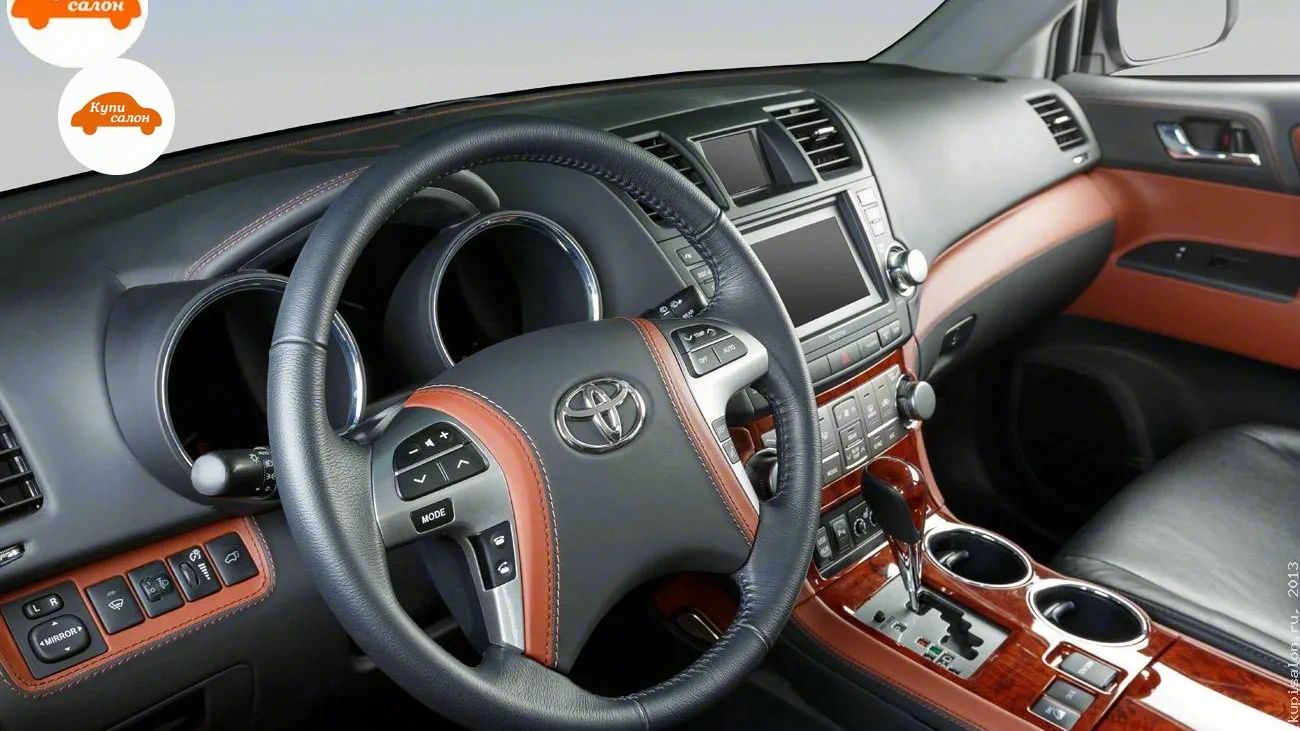 Интерьер Toyota Highlander с перетяжкой руля и элементов салона кожей и деревом