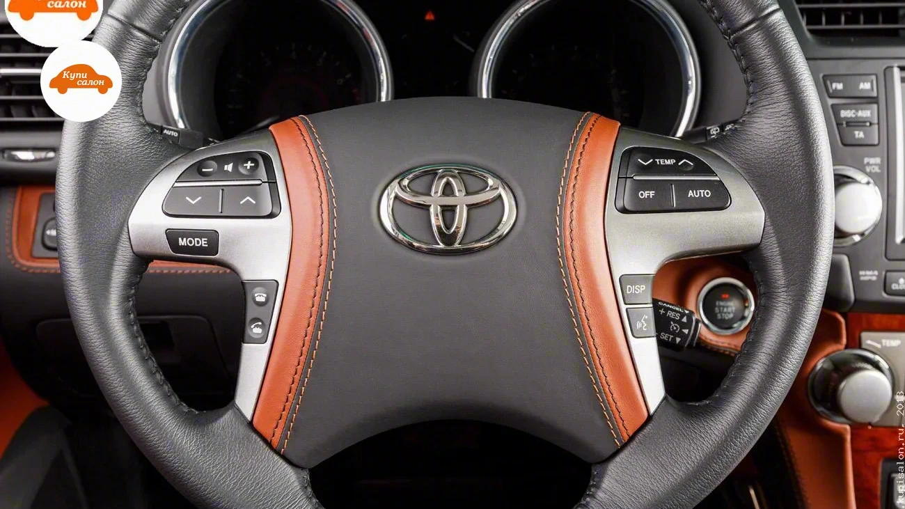 Toyota Highlander — Перетяжка руля Toyota в черную и коричневую кожу с декоративной строчкой