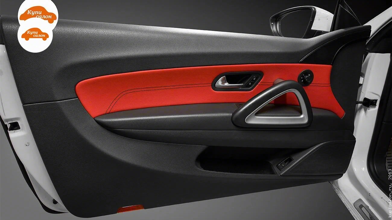 Volkswagen Scirocco — Перетяжка вставок в двери красной кожей, черные дверные ручки