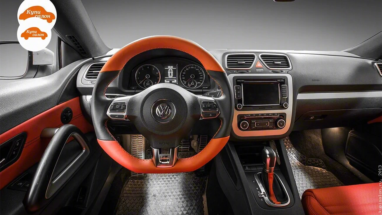 Volkswagen Scirocco — Интерьер Volkswagen с перетяжкой руля, дверных вставок и ручки АКПП в красный цвет