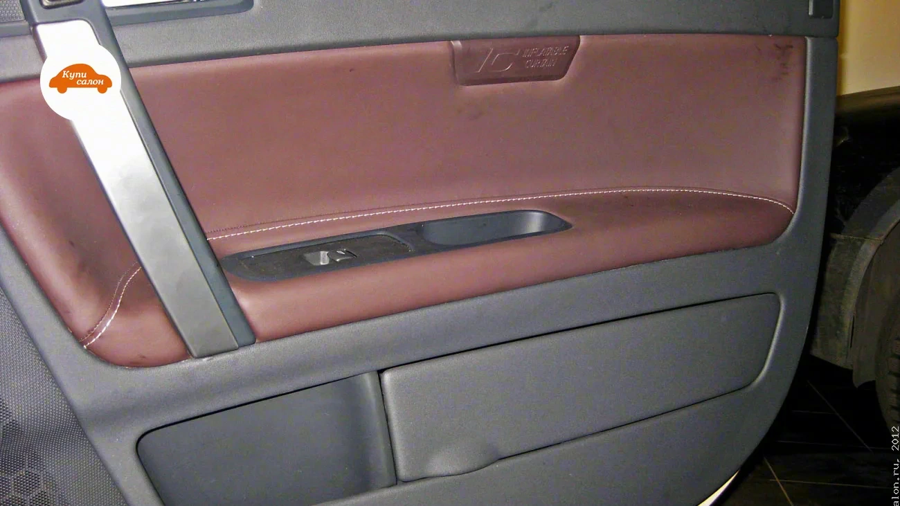 Volvo C70 — Перетяжка дверной карты автомобиля в коричневую кожу с белой строчкой