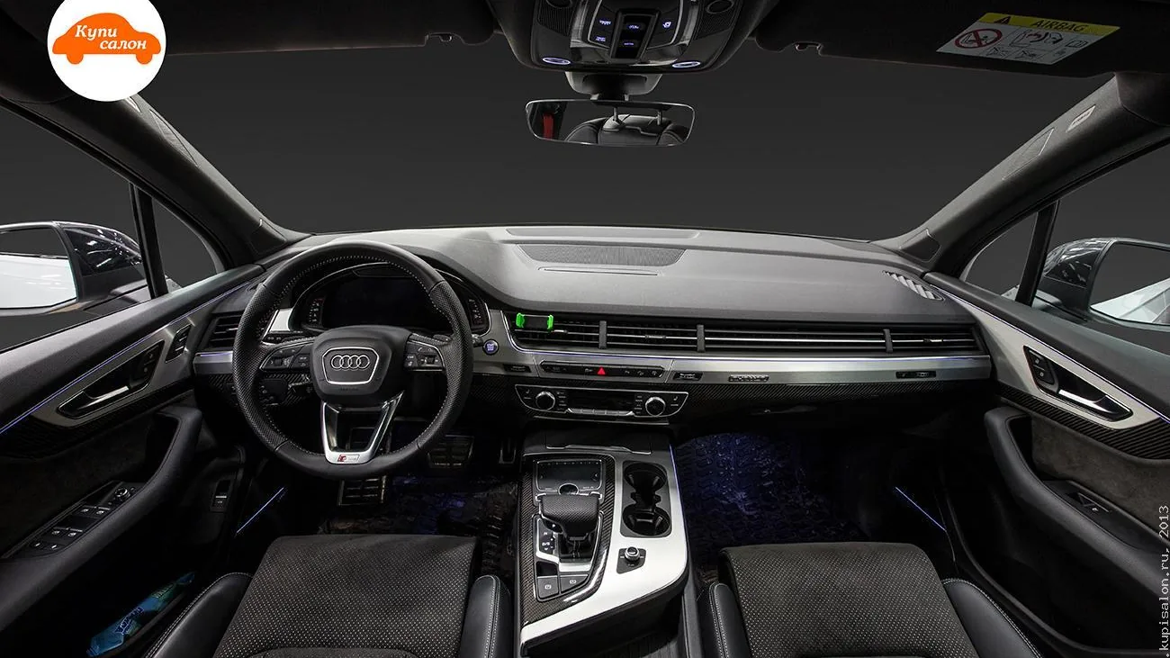 Интерьер Audi с амбиентной подсветкой, перетяжкой руля и сидений чёрной кожей с перфорацией и карбоновыми вставками