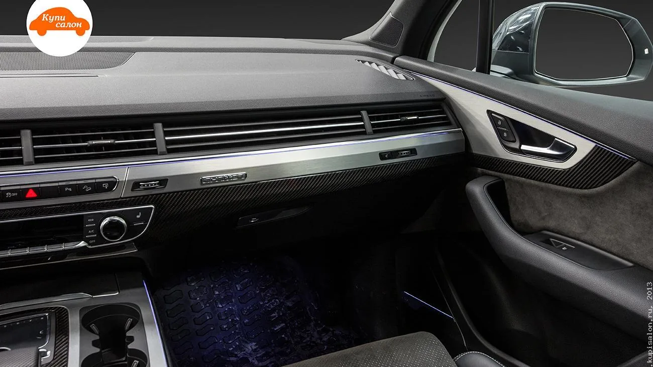 Интерьер Audi Q7 с карбоновыми вставками на торпедо и дверных картах, амбиентная подсветка