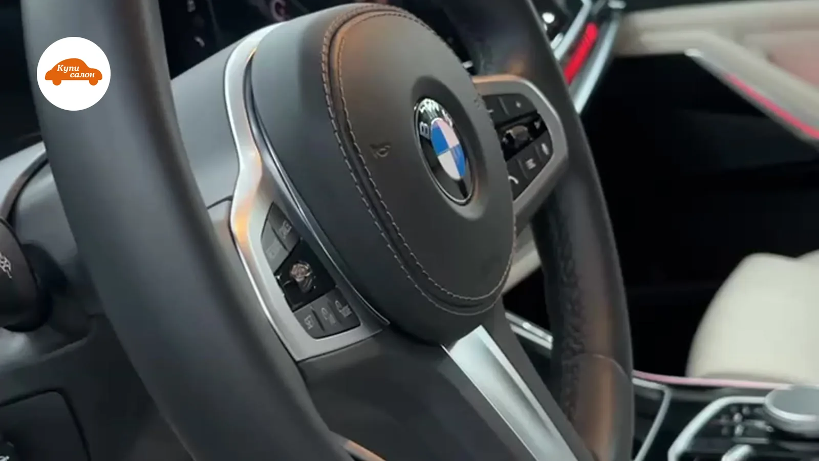 Интерьер BMW, перетяжка руля черной кожей, белая строчка, амбиентная подсветка красного цвета.