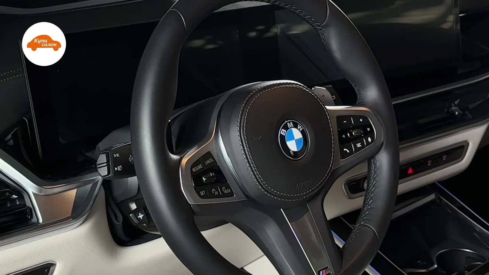 Интерьер BMW, перетяжка руля черной кожей с белой строчкой