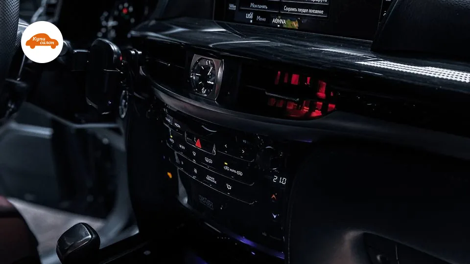 Интерьер Lexus, перетяжка центральной консоли черной кожей, фиолетовая амбиентная подсветка