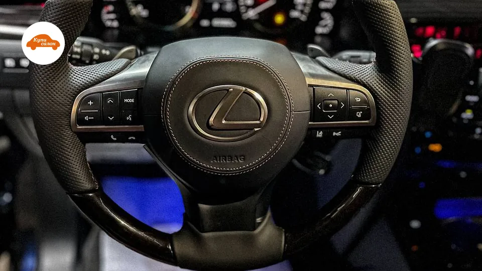 Перетяжка руля Lexus с деревянными вставками и перфорированной кожей, красные сиденья