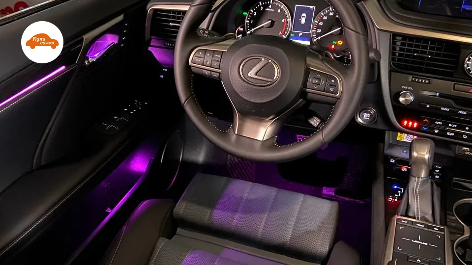 Интерьер Lexus с фиолетовой амбиентной подсветкой, сиденьями из перфорированной кожи с ромбовидной строчкой