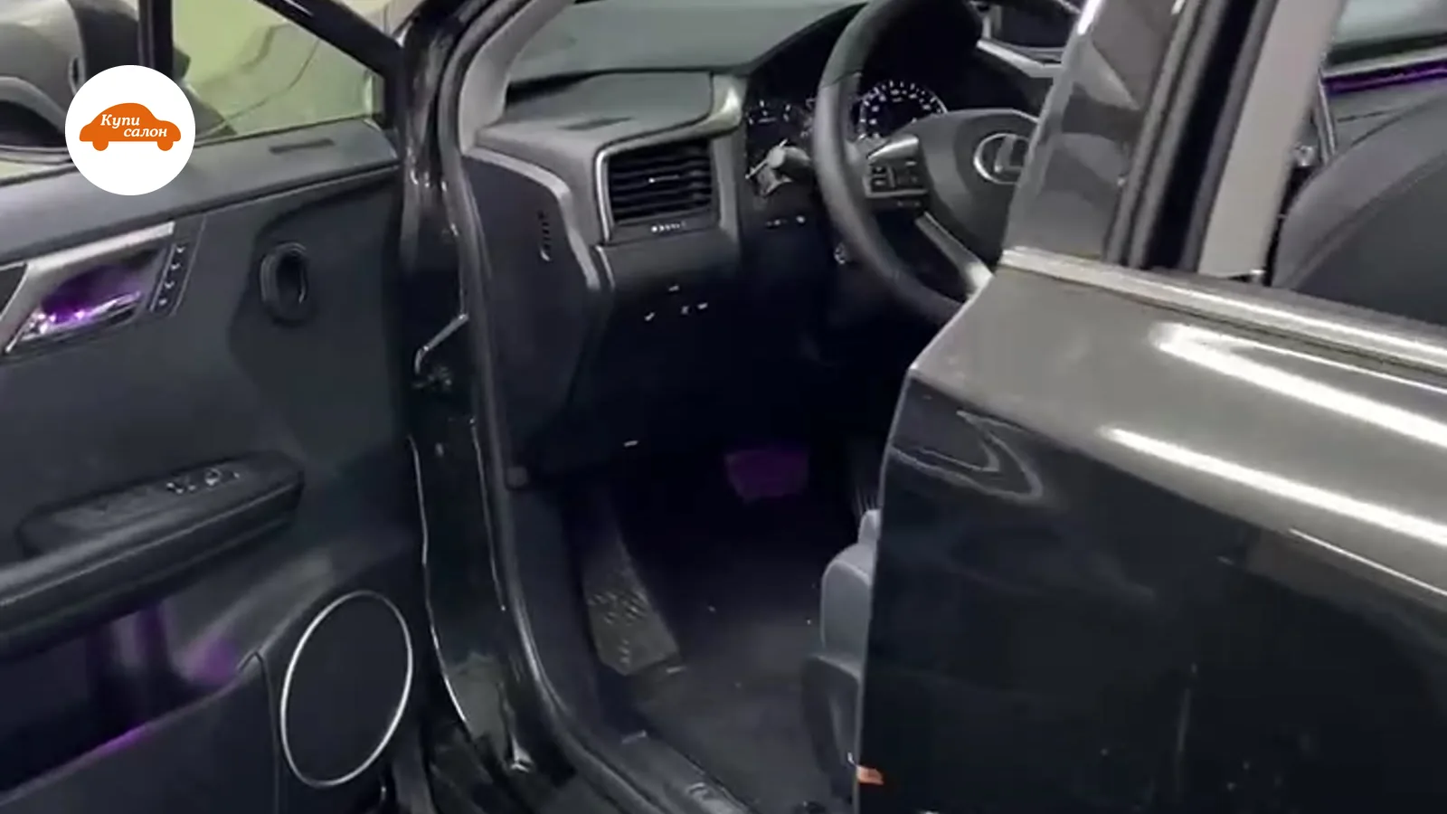 Интерьер Lexus, амбиентная подсветка, защитная пленка на двери, черный салон