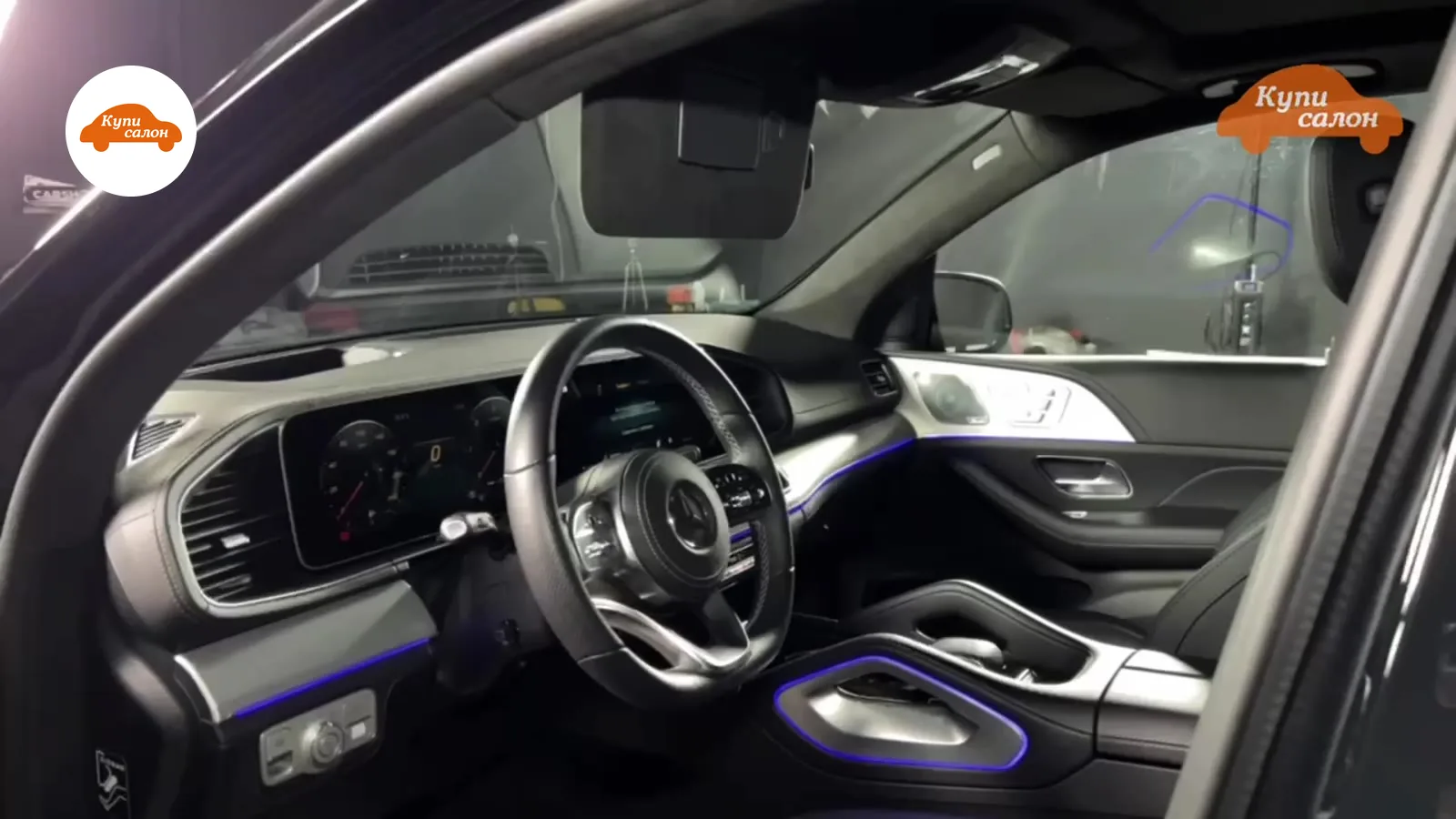 Интерьер Mercedes-Benz с синей контурной подсветкой, рулем и приборной панелью