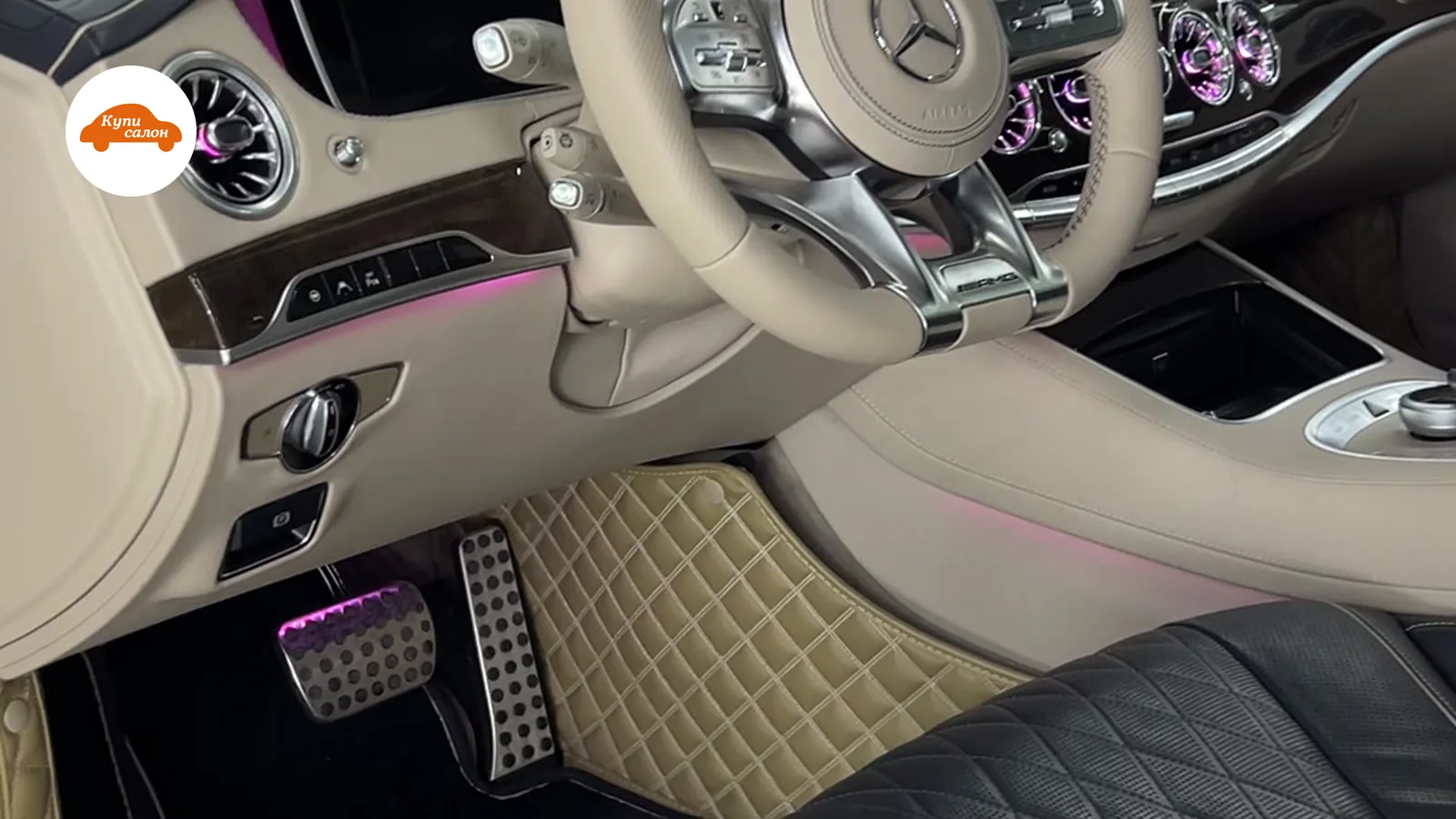 Интерьер Mercedes-Benz: перетяжка руля и сидений черной кожей с ромбовидной перфорацией, бежевые коврики, амбиентная подсветка