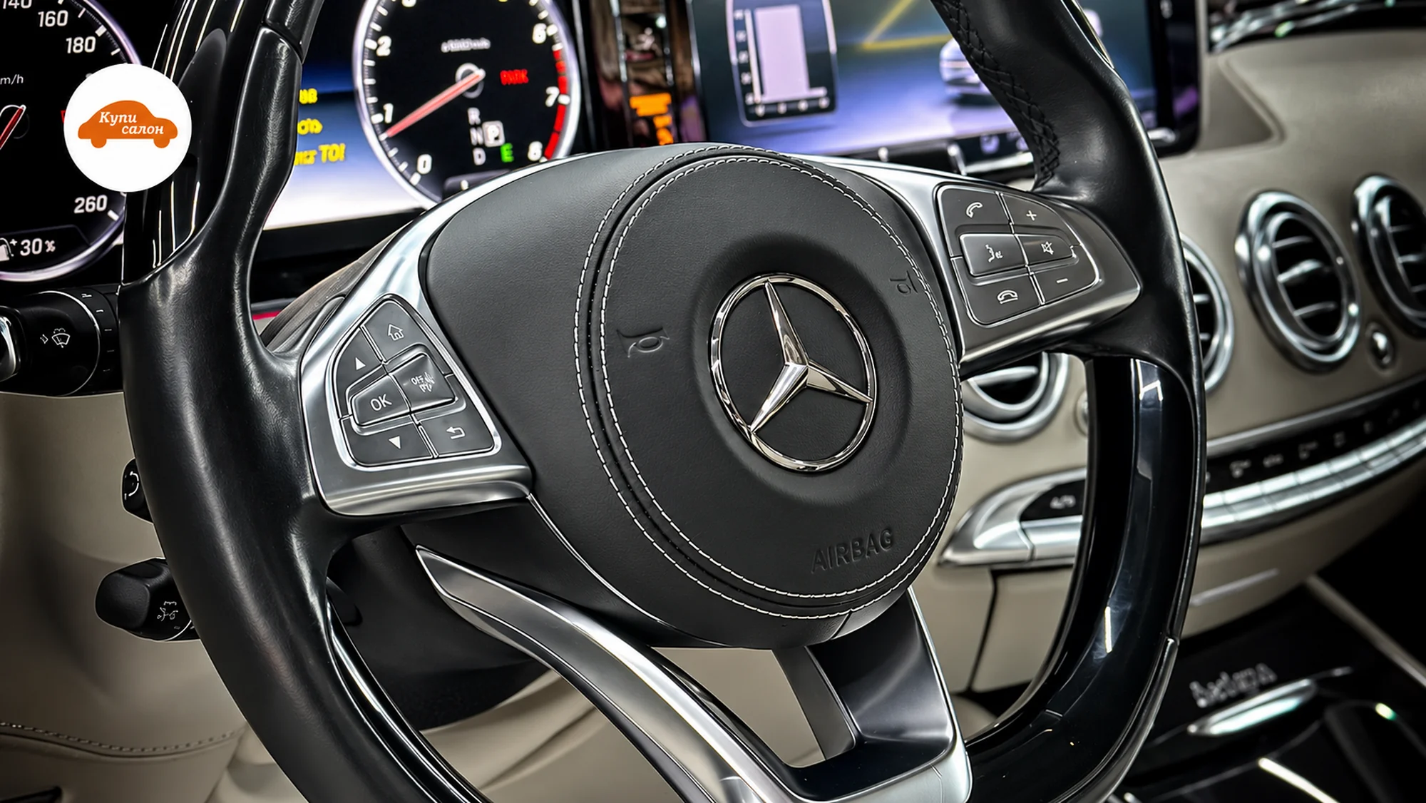 Перетяжка руля Mercedes-Benz, черная кожа, гладкая, с белой строчкой. Установлена амбиентная подсветка.