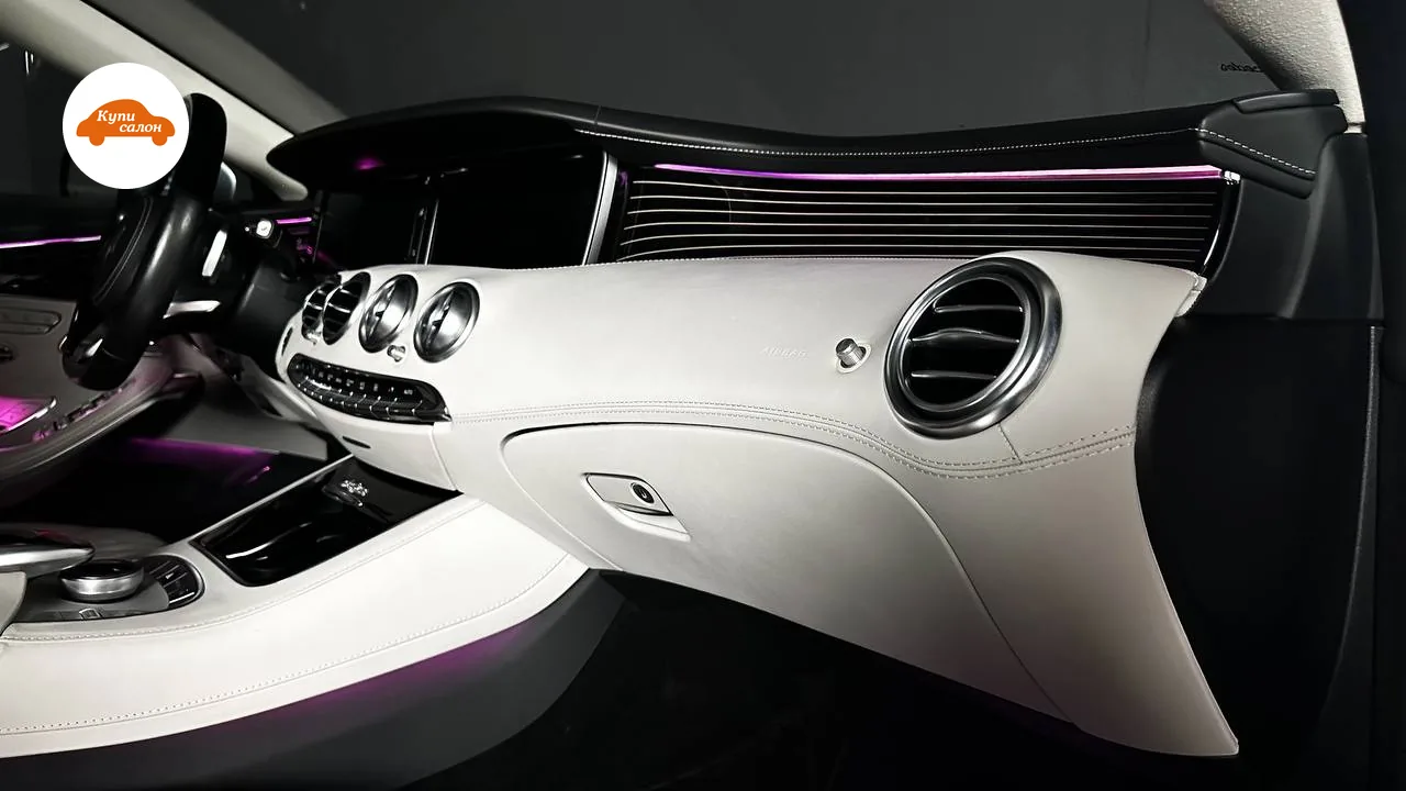 Салон Mercedes S-класса купе C217: торпедо в светлой коже со строчкой и фиолетовой подсветкой