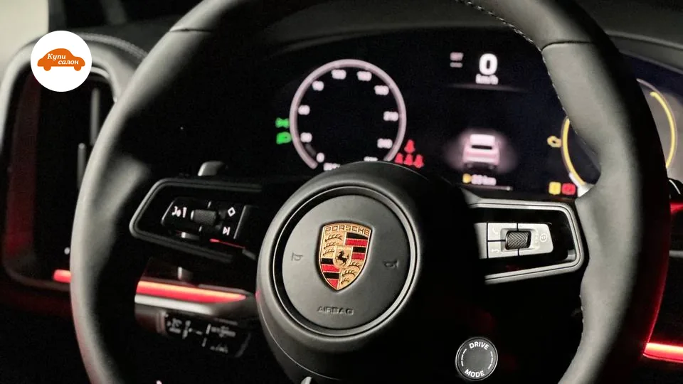 Перетяжка руля Porsche черной кожей с белой строчкой, виден логотип и кнопка Drive Mode