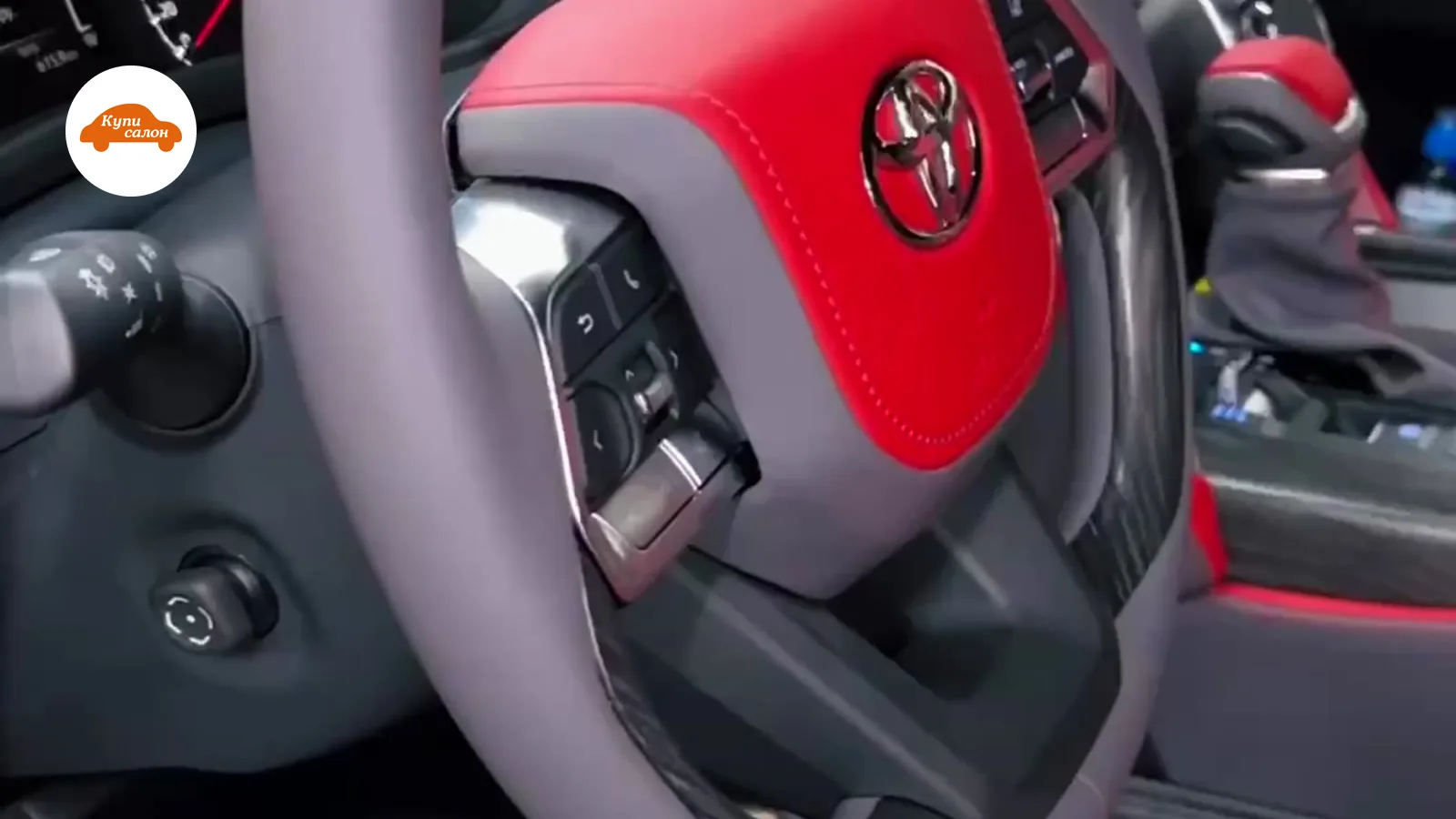 Интерьер Toyota Land Cruiser 300 с перетяжкой руля и сидений в красную и серую кожу, с ромбовидной строчкой и амбиентной подсветкой