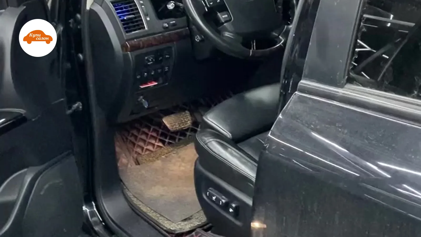 Интерьер Toyota Land Cruiser, руль с деревянными вставками, черная кожа, коврики с красной ромбовидной прострочкой