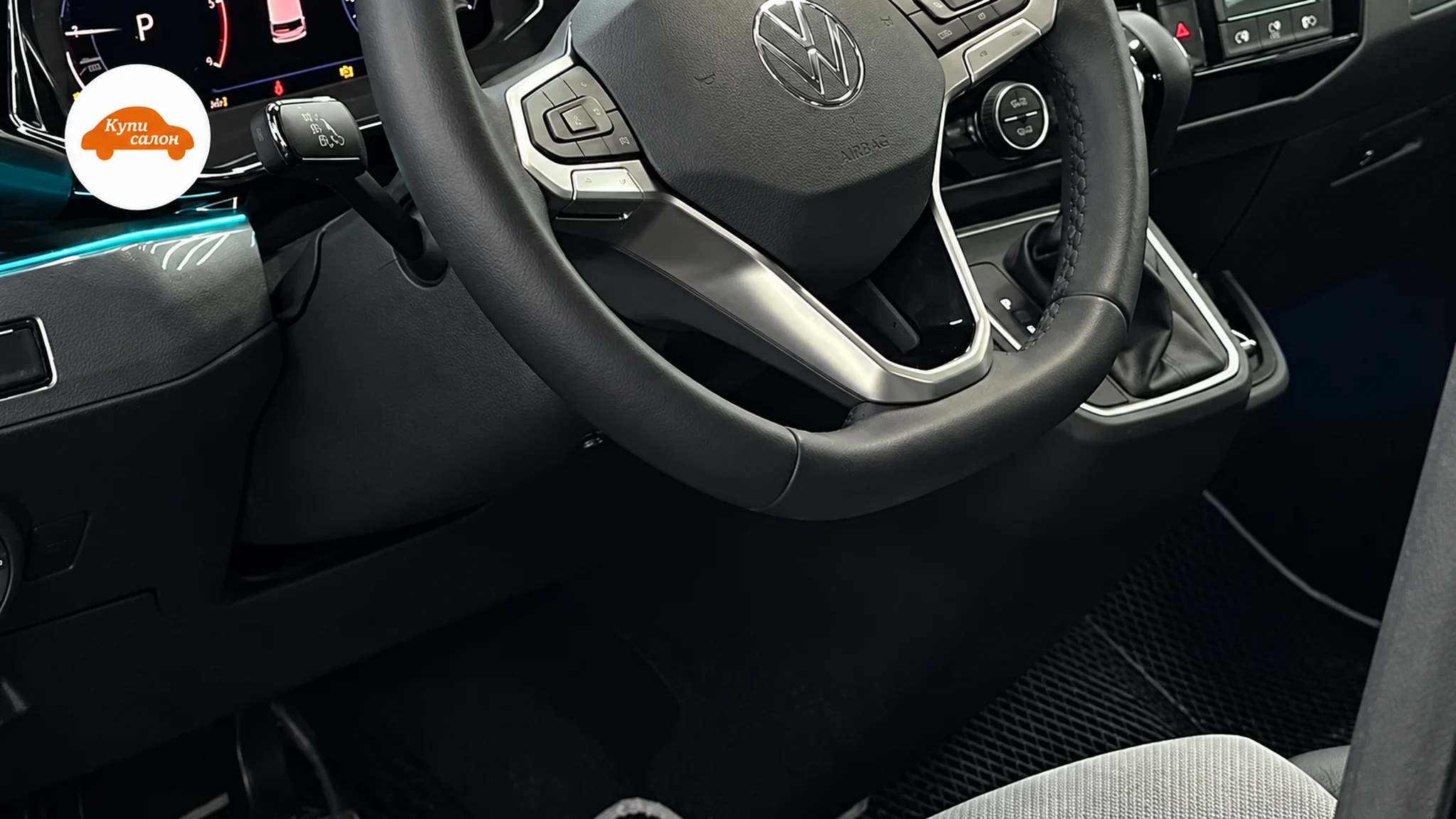 Интерьер Volkswagen с перетянутым рулем из кожи, сиденьями из кожи и ткани, амбиентной подсветкой