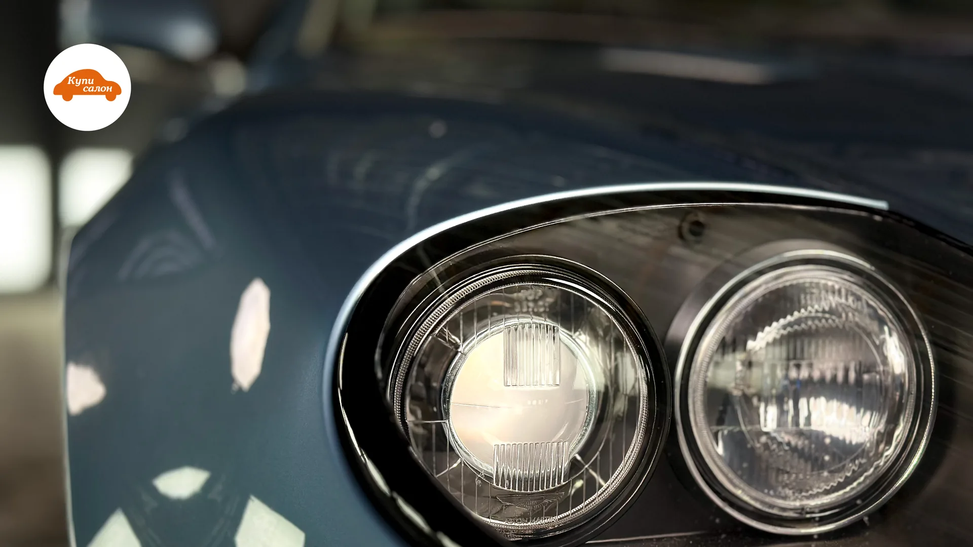 Деталь экстерьера автомобиля Aston Martin, крупный план фары