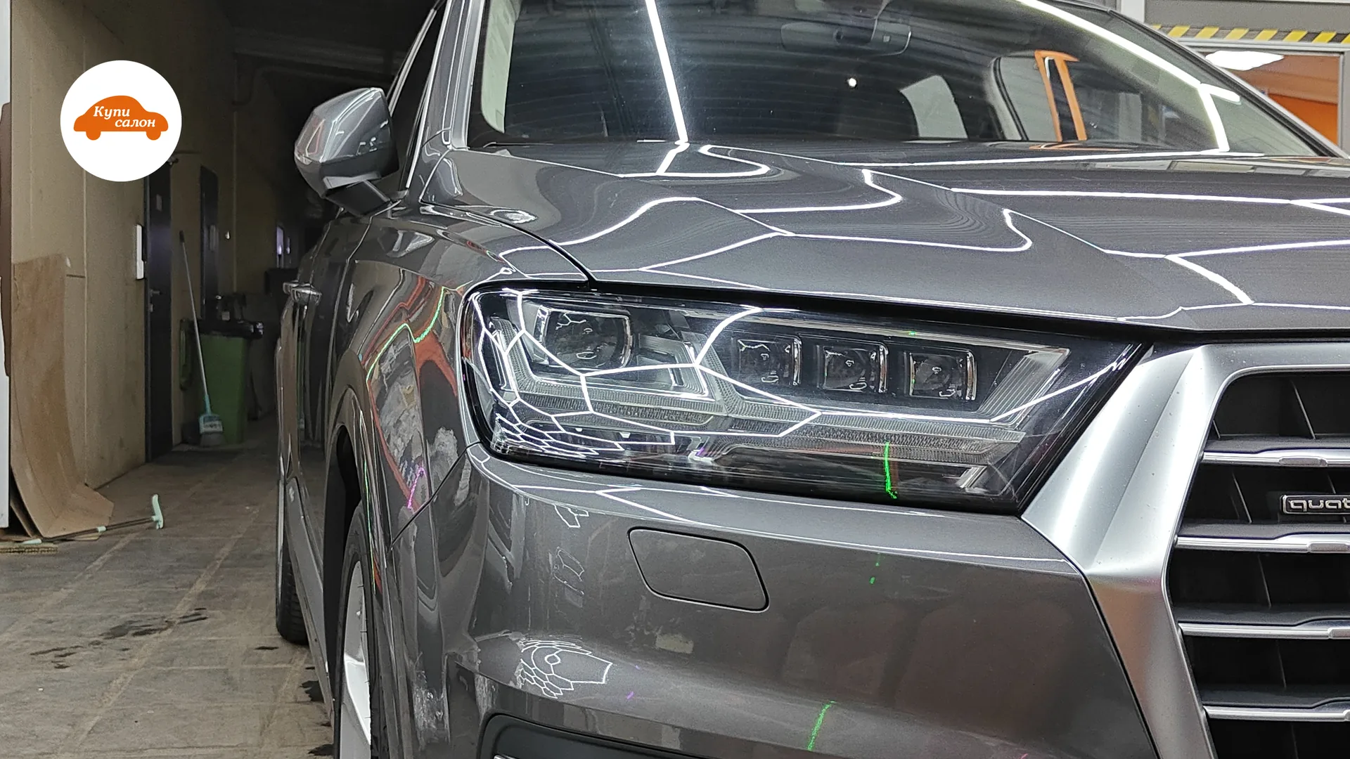 Оклейка защитной пленкой фар на сером Audi Q7