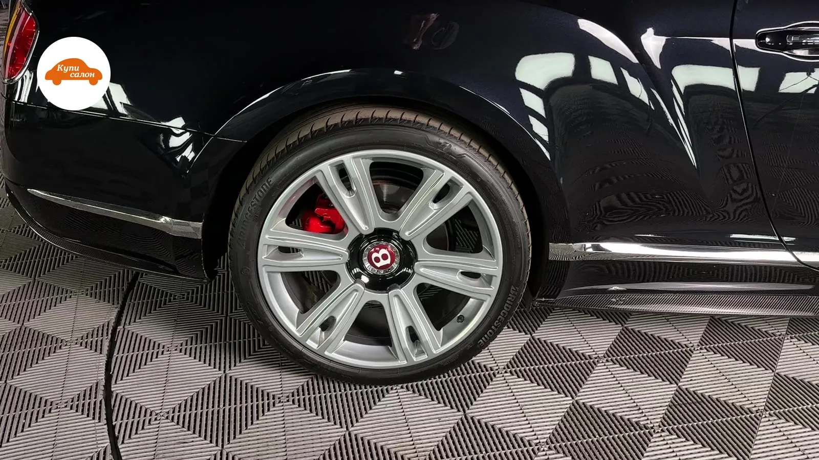 Заднее колесо и часть кузова Bentley, черный цвет, с защитной пленкой и керамическим покрытием