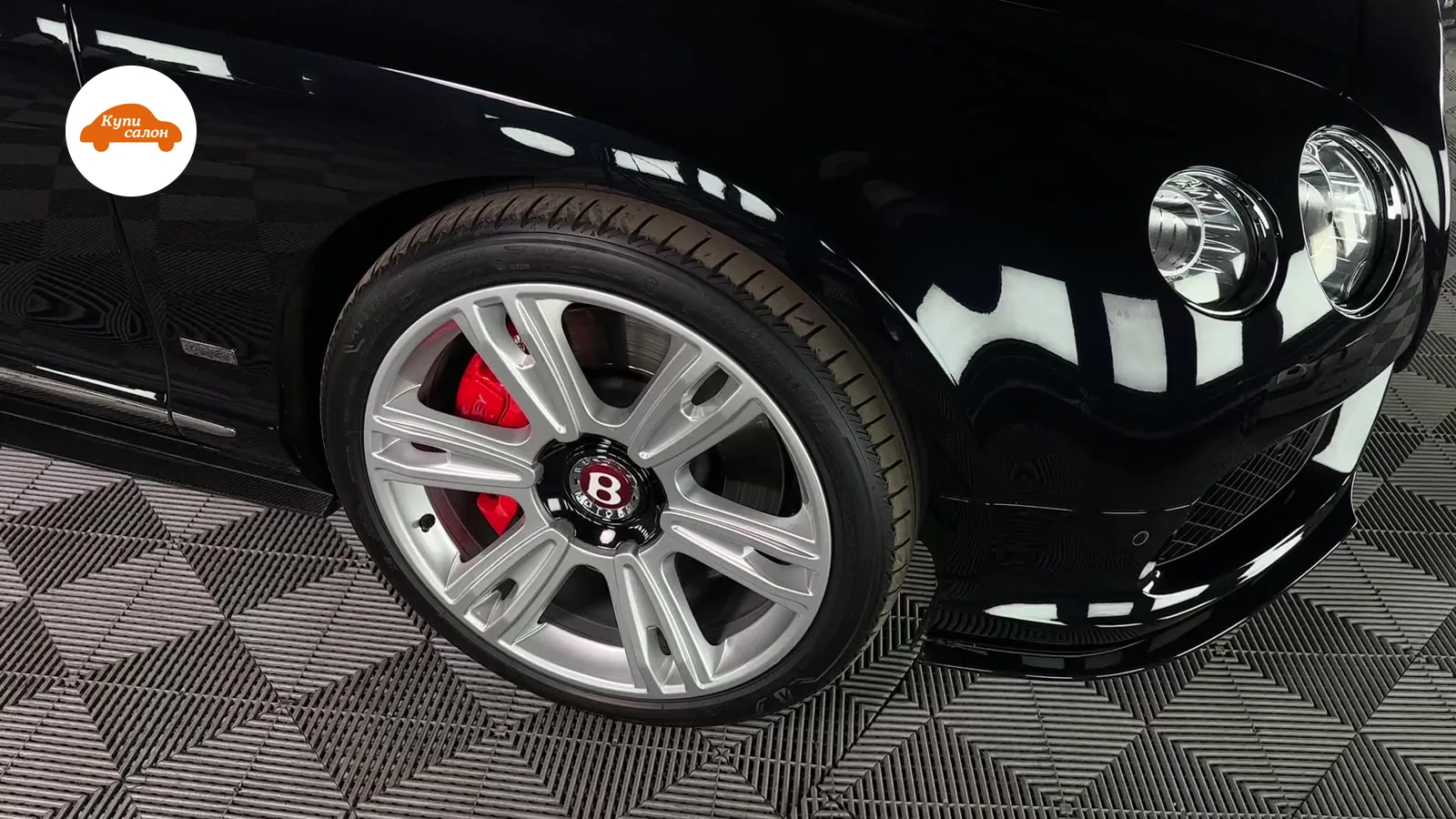 Экстерьер черного Bentley с красными тормозными суппортами и защитной пленкой на кузове