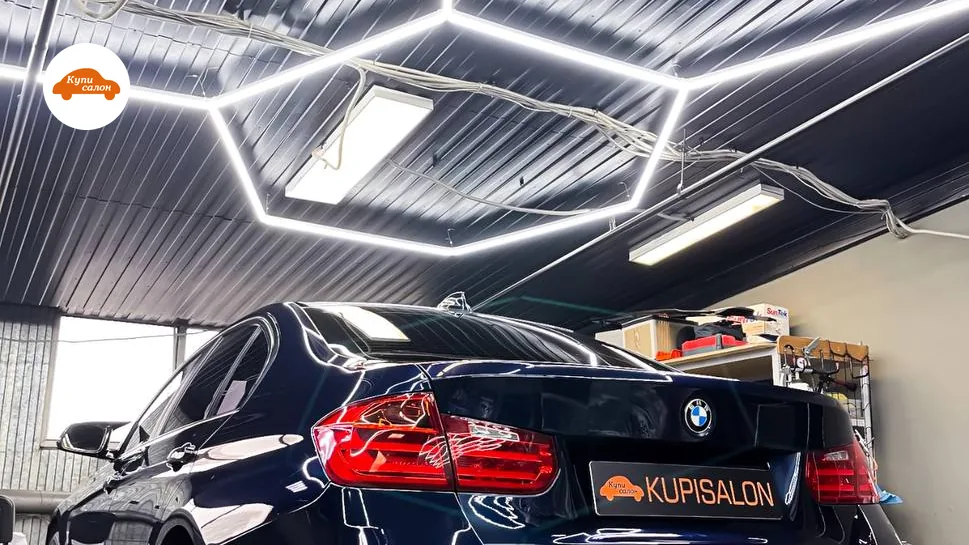 BMW 3 серии, вид сзади, после полировки и керамического покрытия, темно-синий цвет