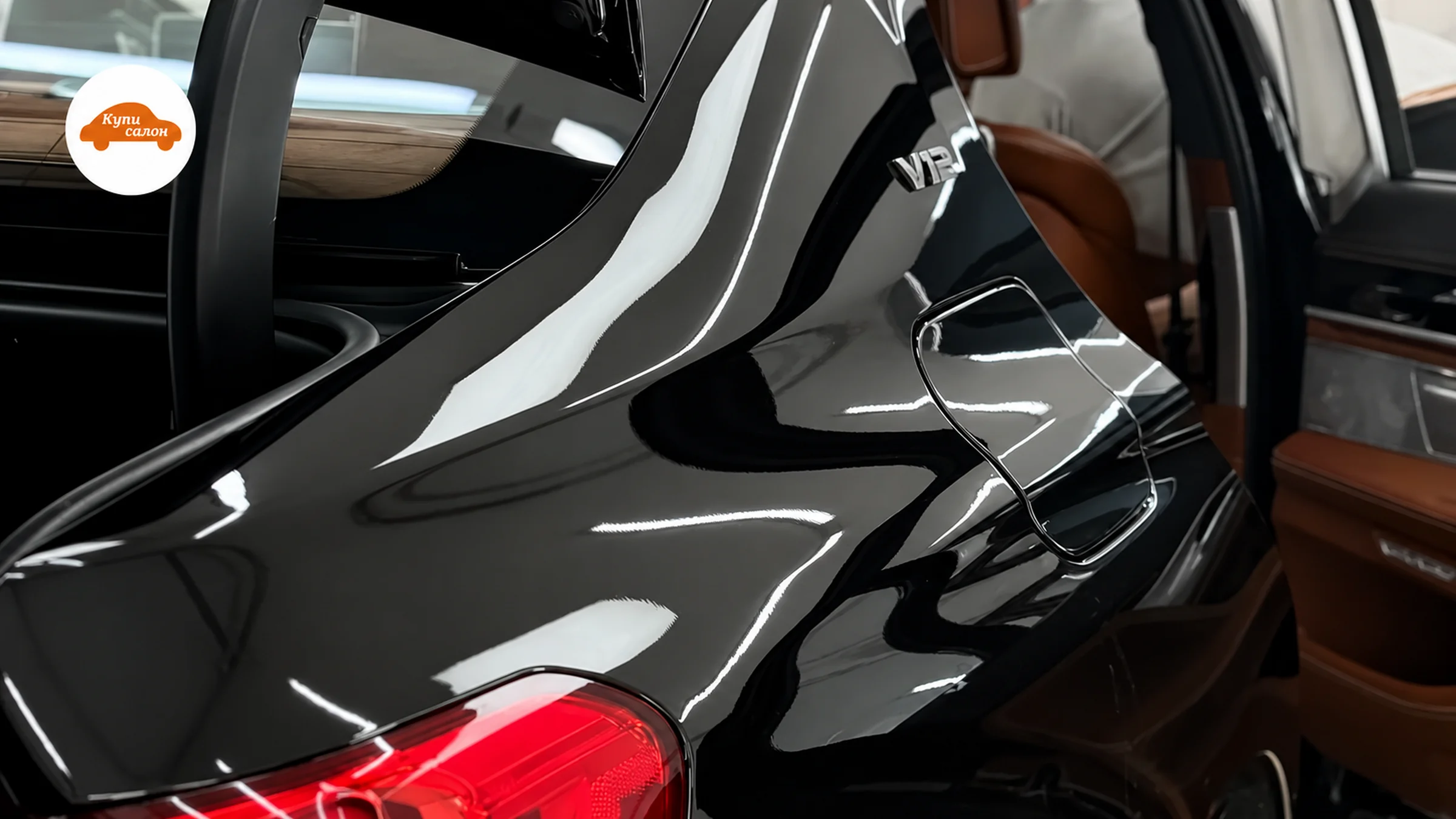 Черный BMW, вид сзади-сбоку, открытый багажник и дверь, полировка кузова, керамическое покрытие.