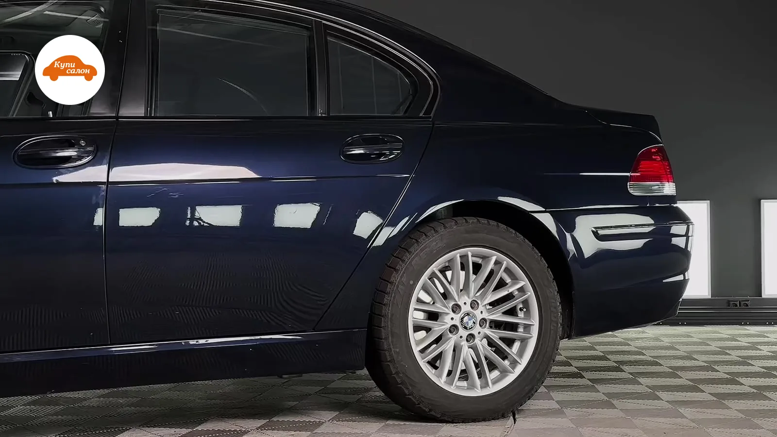Темно-синий BMW 7 серии (E65/E66) в студии, вид сзади сбоку