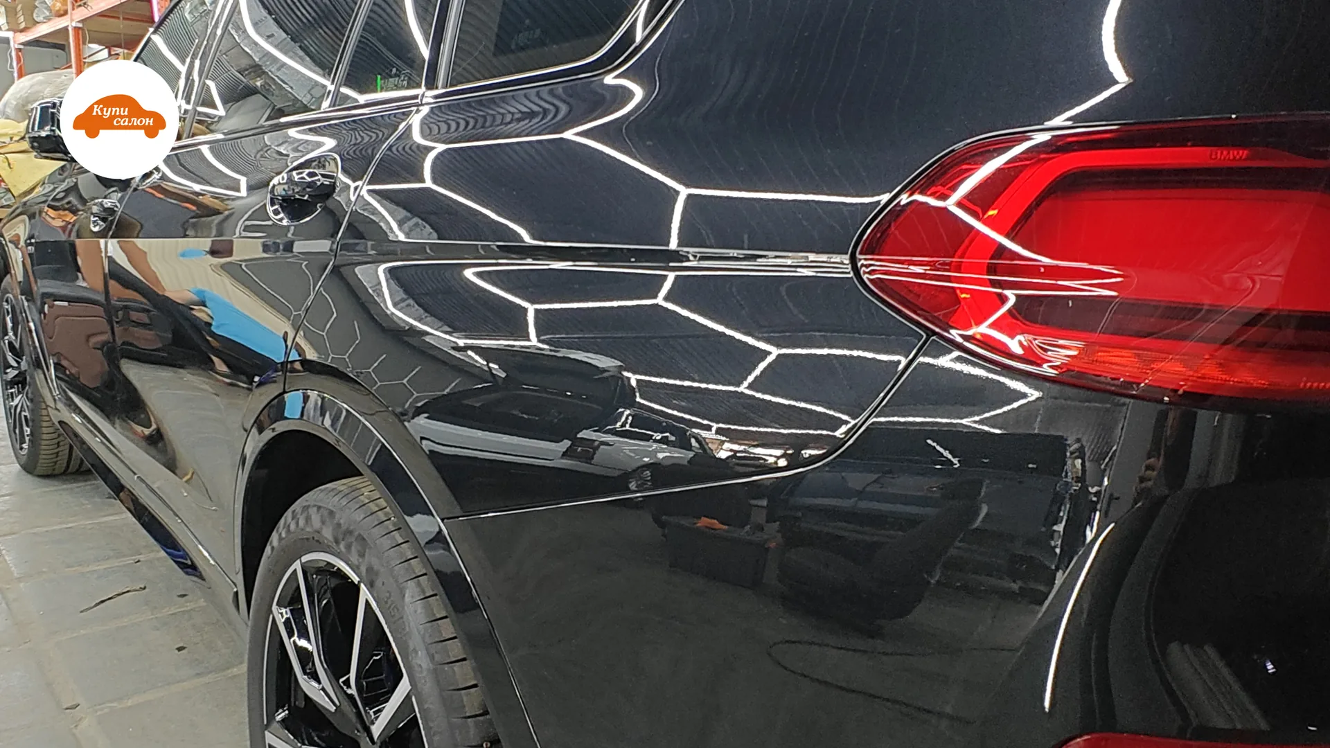 Черный кроссовер BMW с глянцевым кузовом после полировки и керамического покрытия